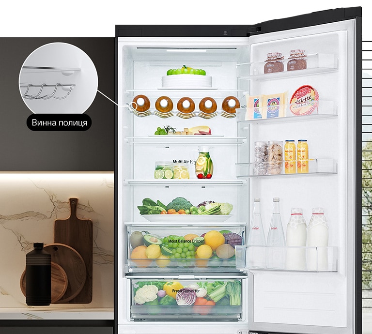 " В холодильнику, який наповнений свіжими продуктами, відкриті дверцята, та демонструється наявність винної полиці."