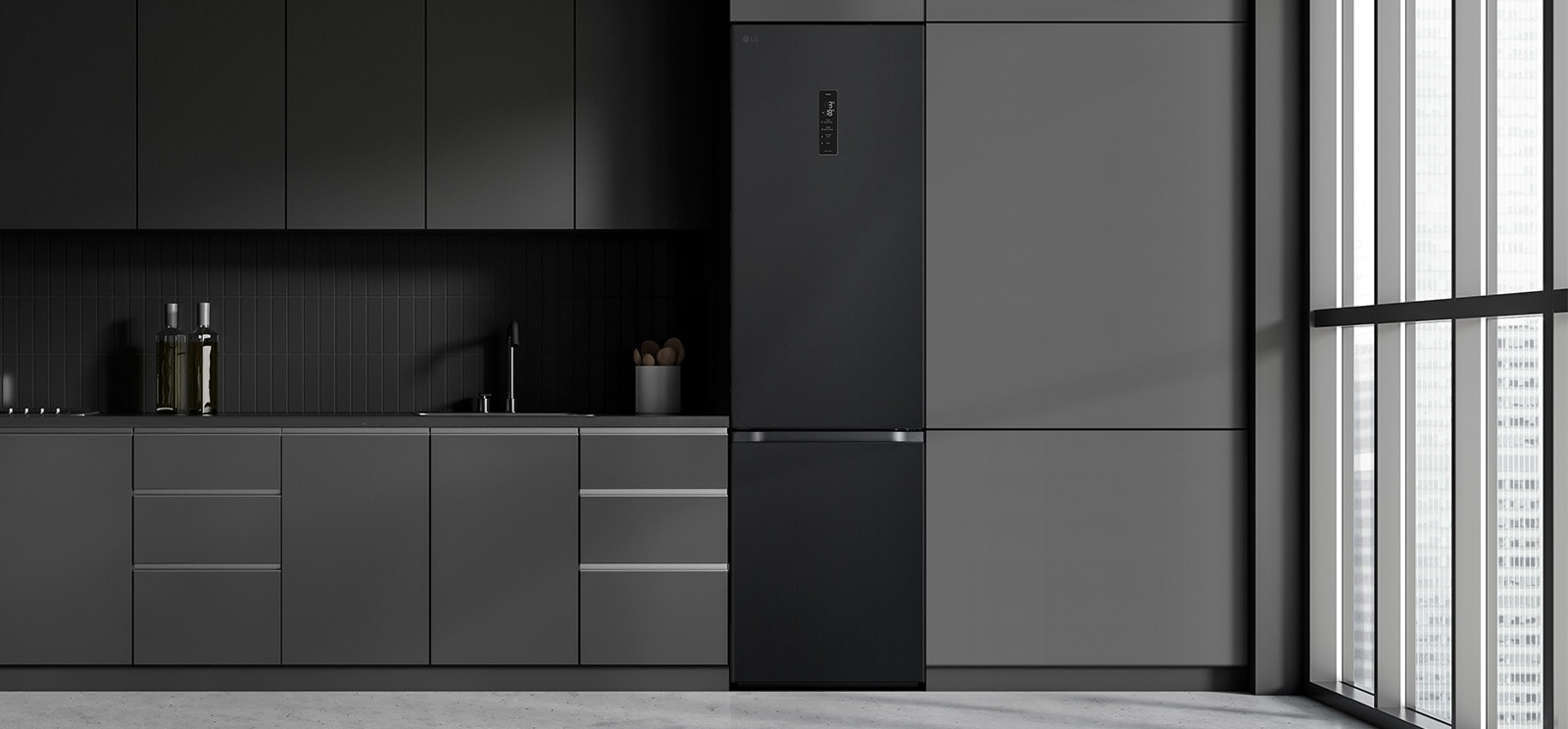 Сучасна кухня з холодильником, який ідеально вписується в кухонні шафи, нагадуючи вбудовану модель."