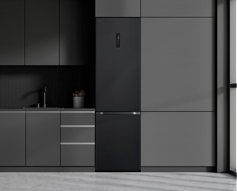 Сучасна кухня з холодильником, який ідеально вписується в кухонні шафи, нагадуючи вбудовану модель."