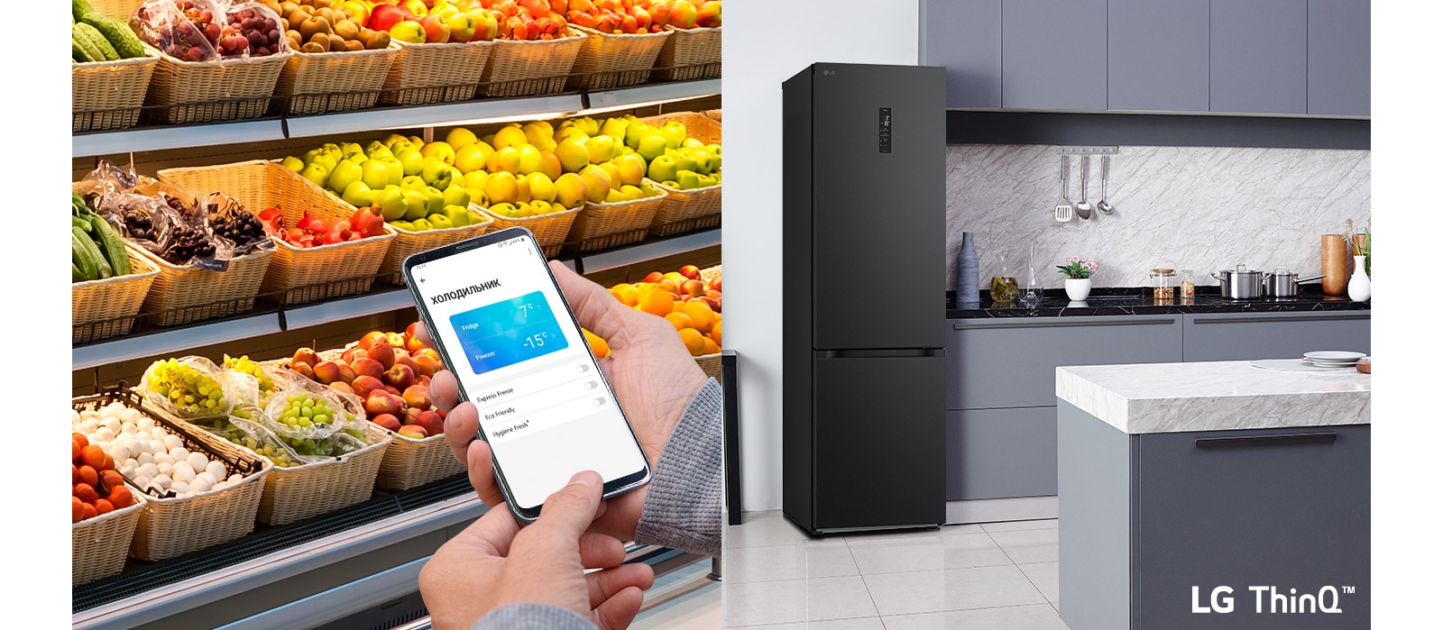 Зображено справа на передньому плану руку, що тримає смартфон, на якому видно інтерфейс моніторингу енергоспоживання в застосунку ThinQ. Позаду зображено інтер'єр кухні з холодильником ліворуч з підсвіченим віконцем InstaView Door-in-Door.