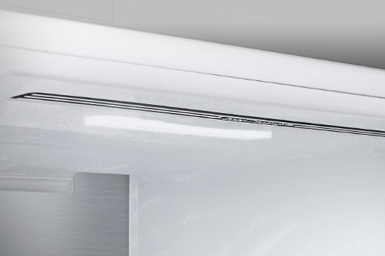 Показано крупним планом м'яке світлодіодне освітлення, яке ефективно розподіляє світло по всьому холодильнику та робить його приємним для очей.