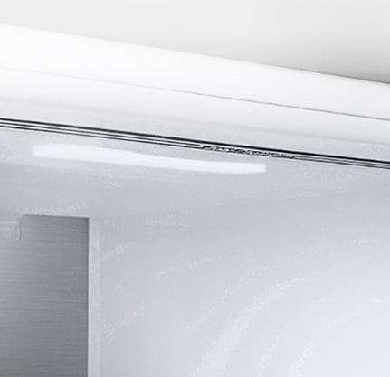 Показано крупним планом м'яке світлодіодне освітлення, яке ефективно розподіляє світло по всьому холодильнику та робить його приємним для очей.