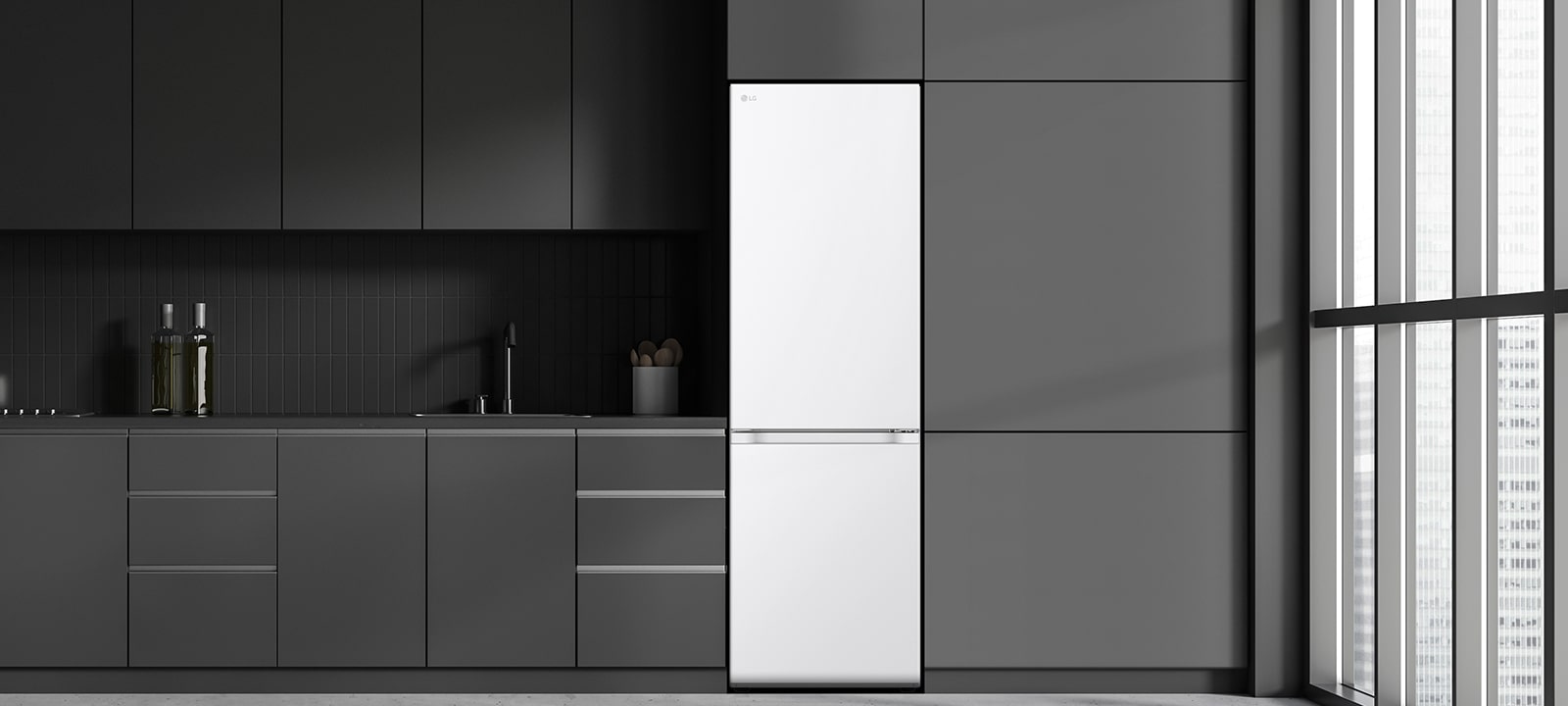  Сучасна кухня з холодильником, який ідеально вписується в кухонні шафи, нагадуючи вбудовану модель.