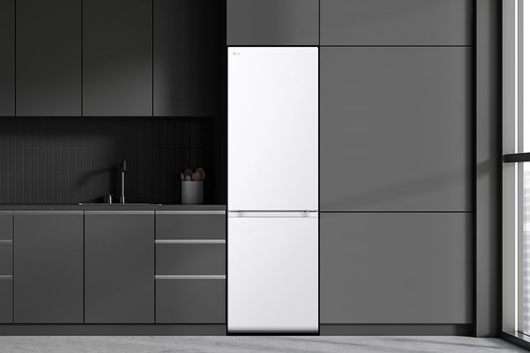  Сучасна кухня з холодильником, який ідеально вписується в кухонні шафи, нагадуючи вбудовану модель.