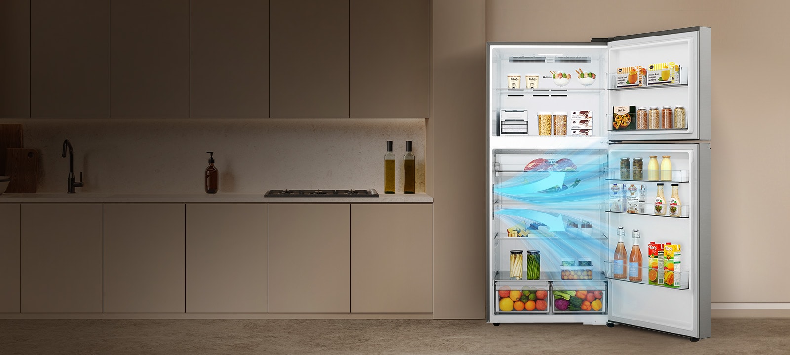 Відкритий холодильник LG із верхньою морозильною камерою на кухні, заповнений продуктами, що ілюструє роботу технології DoorCooling™.