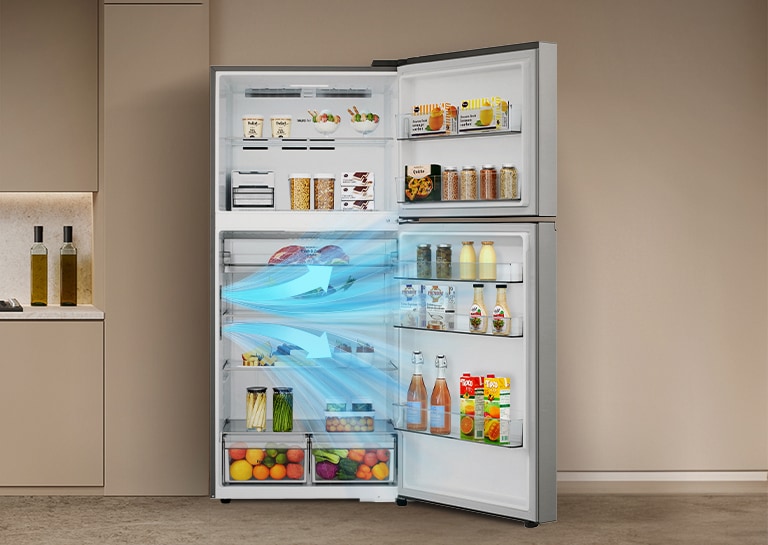 Відкритий холодильник LG із верхньою морозильною камерою на кухні, заповнений продуктами, що ілюструє роботу технології DoorCooling™.