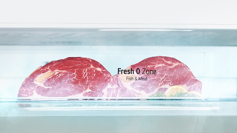 Крупний план відділення Fresh 0 Zone у холодильнику LG із верхньою морозильною камерою, де показано сире м’ясо, що зберігається свіжим без заморожування чи розморожування.