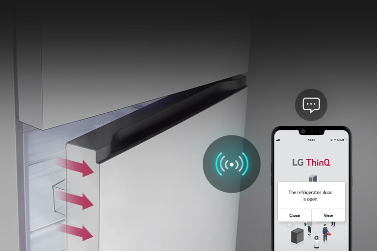 Холодильник LG із верхньою морозильною камерою з трохи привідчиненими дверцятами, поруч смартфон із сповіщенням LG ThinQ про те, що дверцята відкриті.