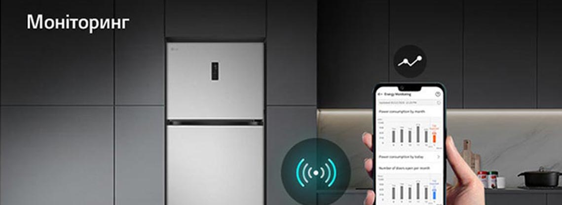 Холодильник LG із верхньою морозильною камерою на кухні, поруч крупний план телефону, на якому відображається статистика використання, надана додатком LG ThinQ.