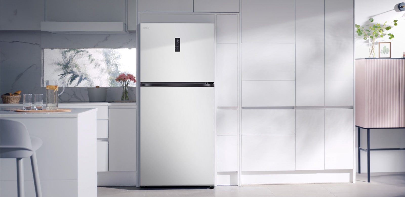 Холодильник LG із технологією Smart Fresh Air, яка оптимізує охолодження на основі моделей використання для підвищення енергоефективності.