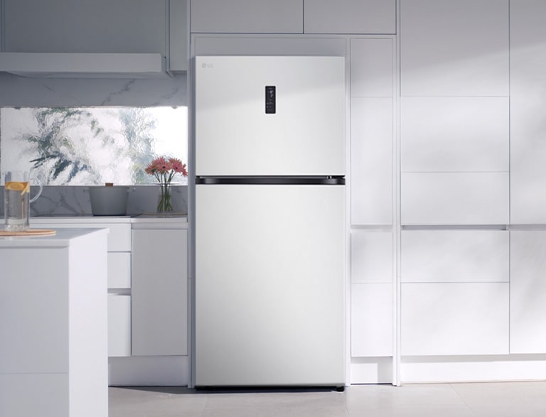 Холодильник LG із технологією Smart Fresh Air, яка оптимізує охолодження на основі моделей використання для підвищення енергоефективності.