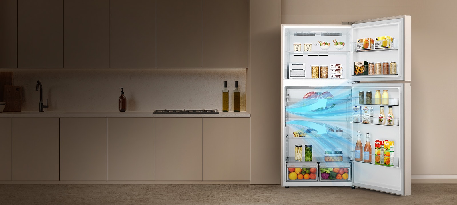 Відкритий холодильник LG із верхньою морозильною камерою на кухні, заповнений продуктами, що ілюструє роботу технології DoorCooling™.