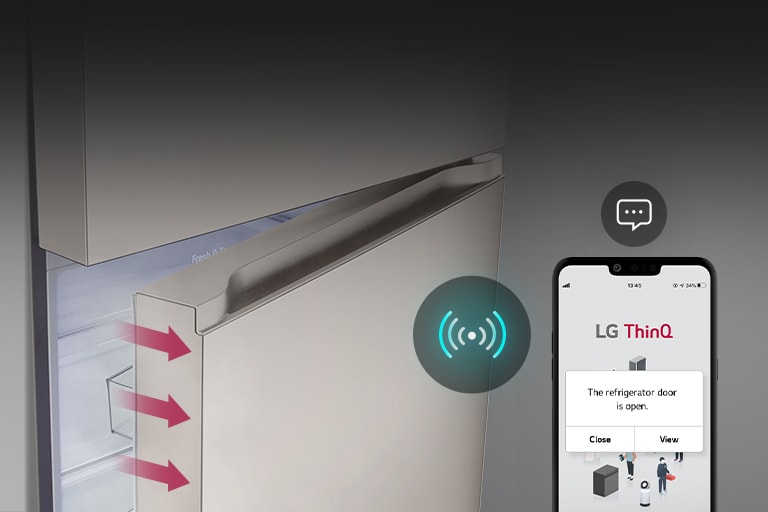 Холодильник LG із верхньою морозильною камерою з трохи привідчиненими дверцятами, поруч смартфон із сповіщенням LG ThinQ про те, що дверцята відкриті.