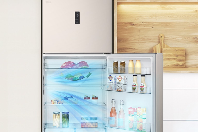 Холодильник LG із верхньою морозильною камерою з технологією Smart Fresh Air, яка зберігає свіжість продуктів, підтримуючи стабільну температуру навіть при частому відкриванні дверцят.
