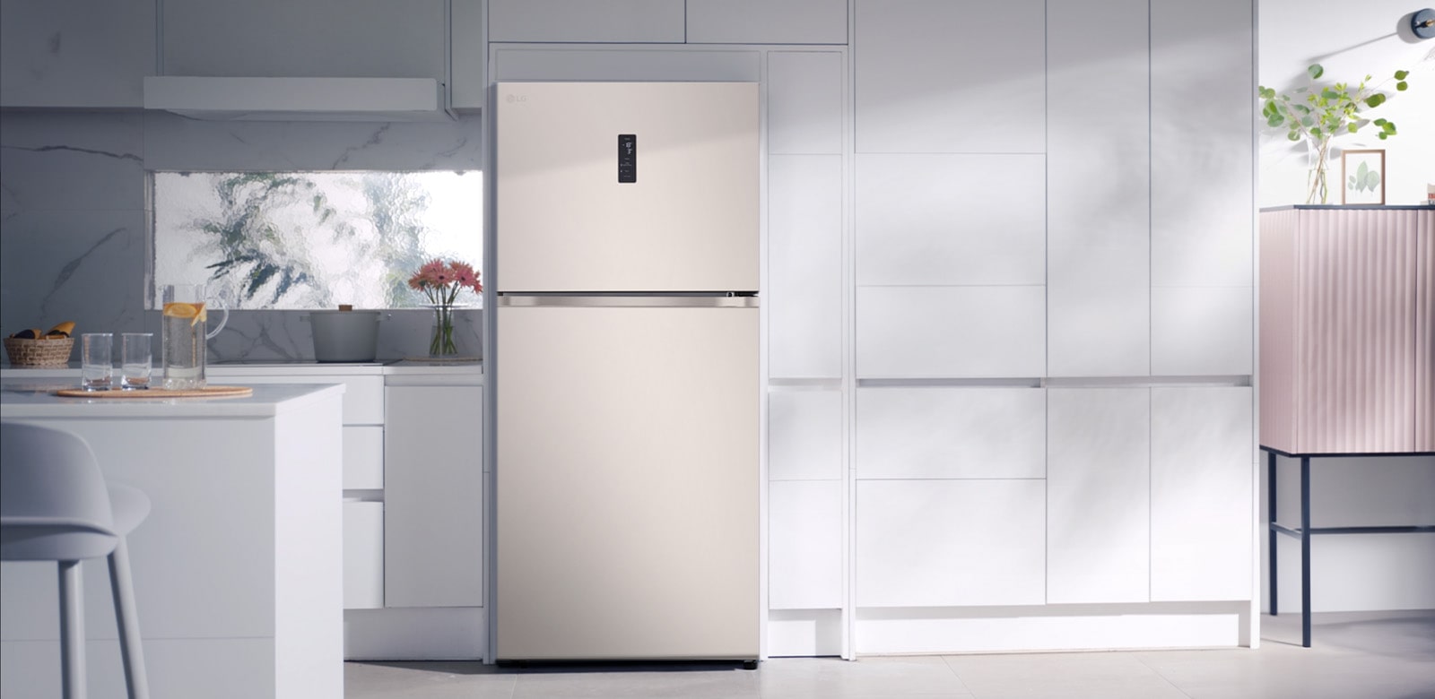 Холодильник LG із технологією Smart Fresh Air, яка оптимізує охолодження на основі моделей використання для підвищення енергоефективності.