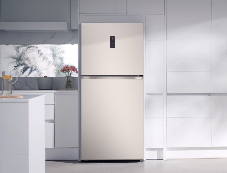 Холодильник LG із технологією Smart Fresh Air, яка оптимізує охолодження на основі моделей використання для підвищення енергоефективності.