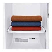 LG Парова система догляду за одягом LG Styler | TrueSteam™ | 3 речей + 1 брюки, Крупний план на одяг, поставлений на полицю в нижній частині парової шафи., S3MFC, thumbnail 6