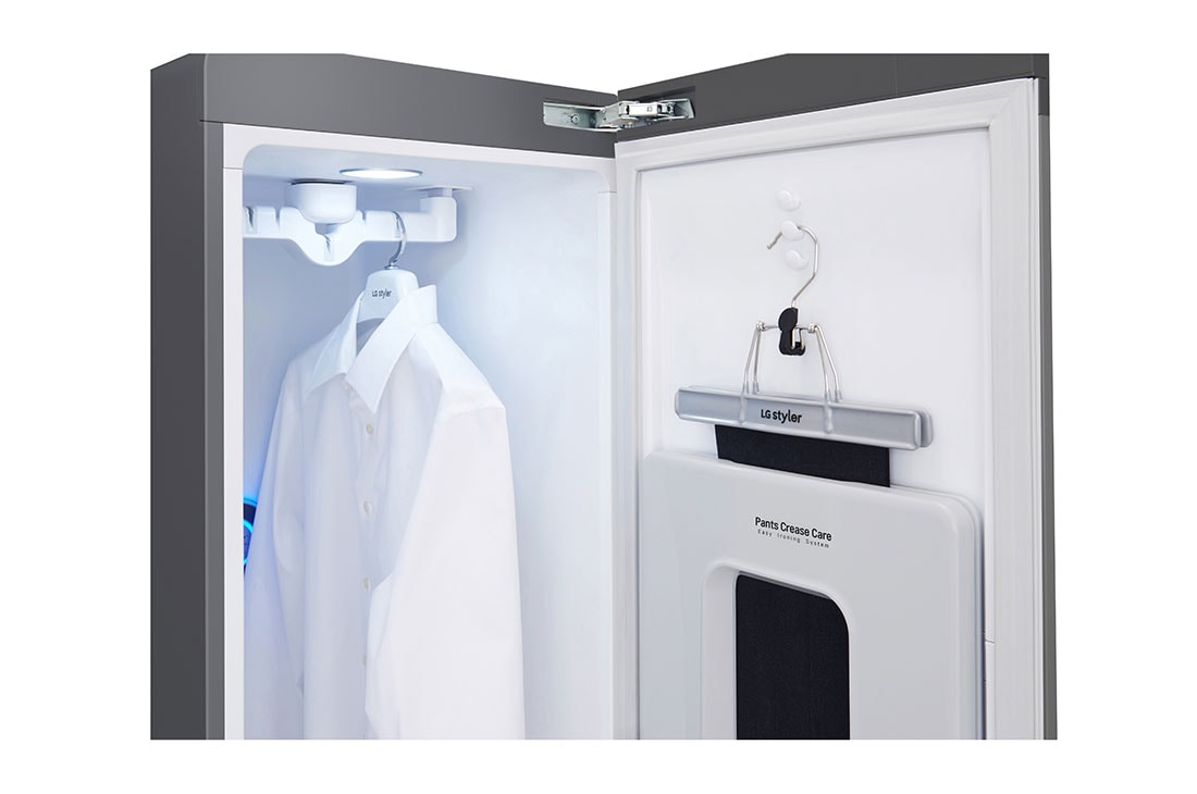 LG Парова система догляду за одягом LG Styler | TrueSteam™ | 3 речей + 1 брюки, Крупний план під кутом ліворуч на верхню частину парової шафи з розвішеними сорочкою та штанами., S3MFC, thumbnail 10