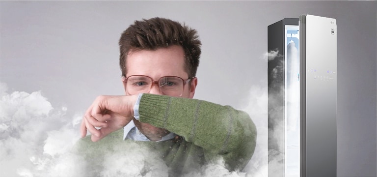 На зображенні чоловік, якому неприємний запах його рукава. За ним стоїть парова шафа LG Styler®, яка видаляє шкідливі миючі засоби та бактерії.