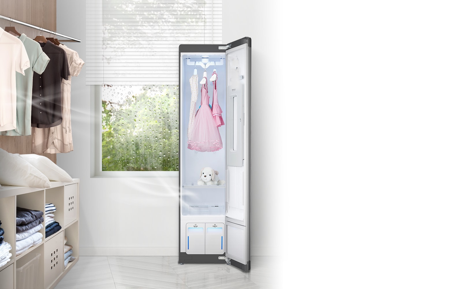 Зображено гардеробну кімнату та LG Styler® з відкритити дверима, що витягнув вологу у приміщенні.