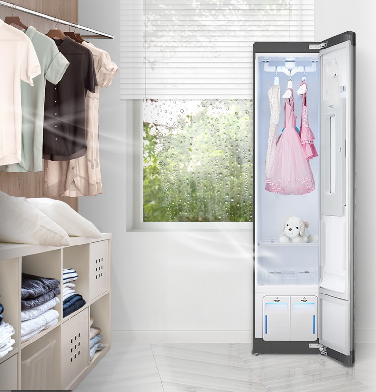 Зображено гардеробну кімнату та LG Styler® з відкритити дверима, що витягнув вологу у приміщенні.