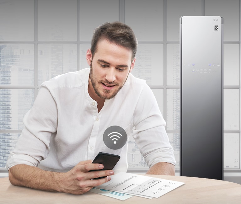 Зображено чоловіка, що тримає в ручі смартфон, позаду зображеноLG Styler®. Також зображено значок, що позначає дистанційне під'єднання до пристрою.