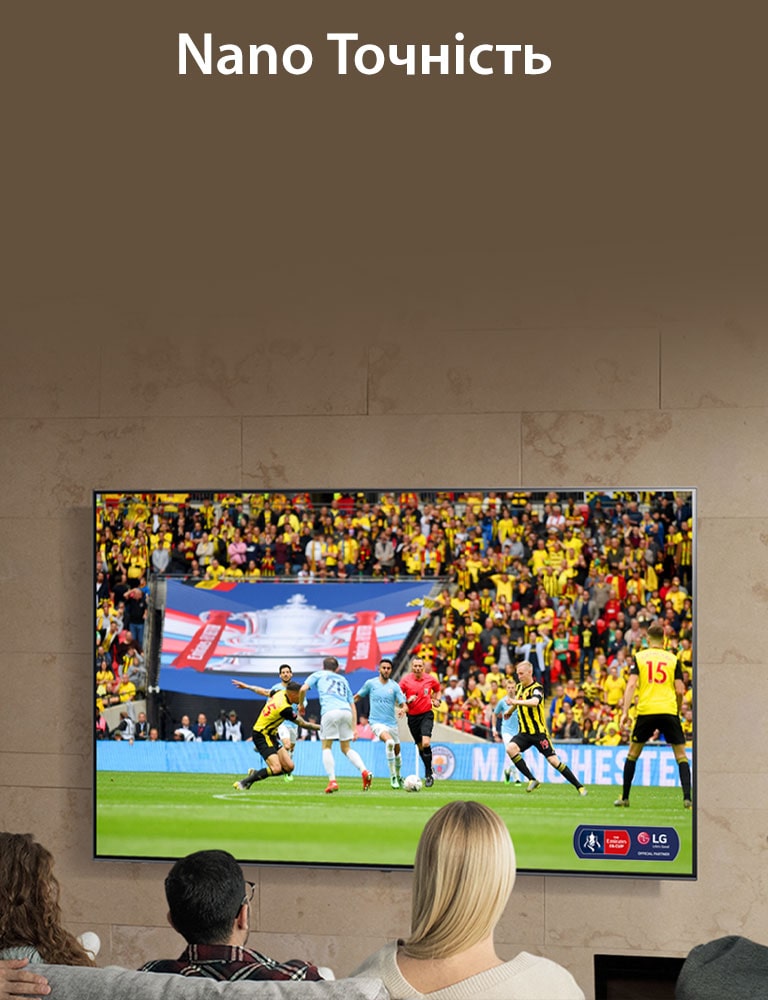 П'ятирічна сім'я переглядає футбольний матч на телебаченні NanoCell.