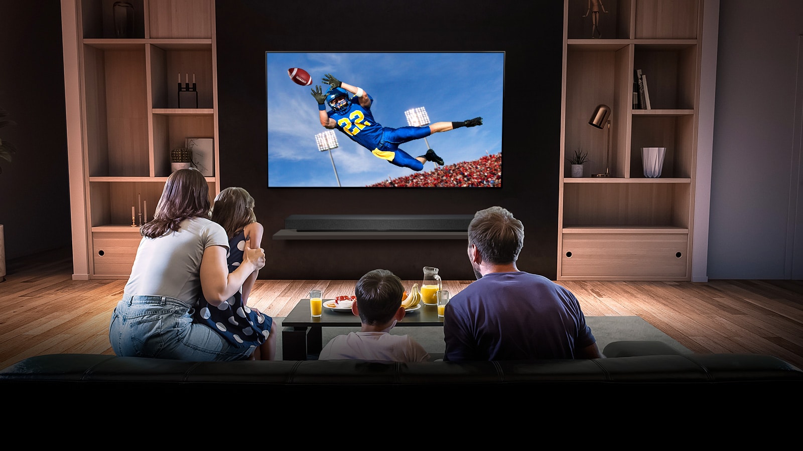 Люди у вітальні дивляться по телевізору гру «Тоттенхема»