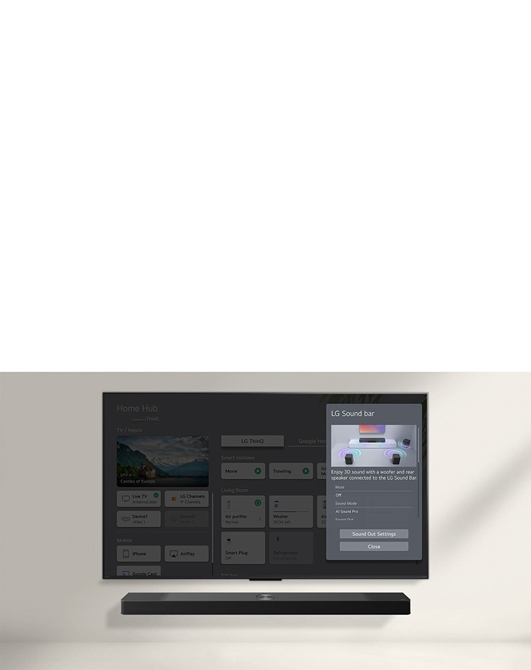 Саундбар LG розташований під телевізором LG QNED. На екрані телевізора відображено інтерфейс керування гучністю саундбара й телевізора.