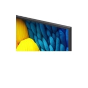 LG Телевізор LG NanoCell AI NANO81 | 86 дюймів | 4K Smart TV | 2025, Зображення, розділене посередині, щоб показати «до» й «після» чистих кольорів у реальному 4K. Ліва частина каруселі є різкою і барвистою, а права частина — бляклою. Назва говорить про те, як кожна сце, 86NANO81A6A, thumbnail 7