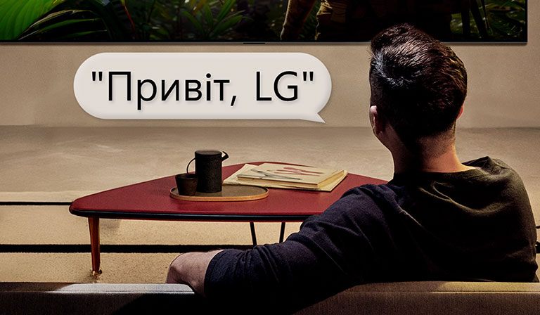 Екран користувача, який виконує процес персоналізації за допомогою майстра штучного інтелекту. Відображається серія зображень з виділеними вибраними користувачем зображеннями. З’являється значок завантаження, а також зображення пейзажу, що покращується зліва направо.