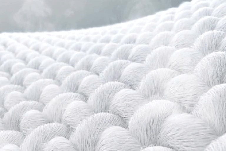 Une vidéo d’un détail de tissu agrandi et exposé à la vapeur 