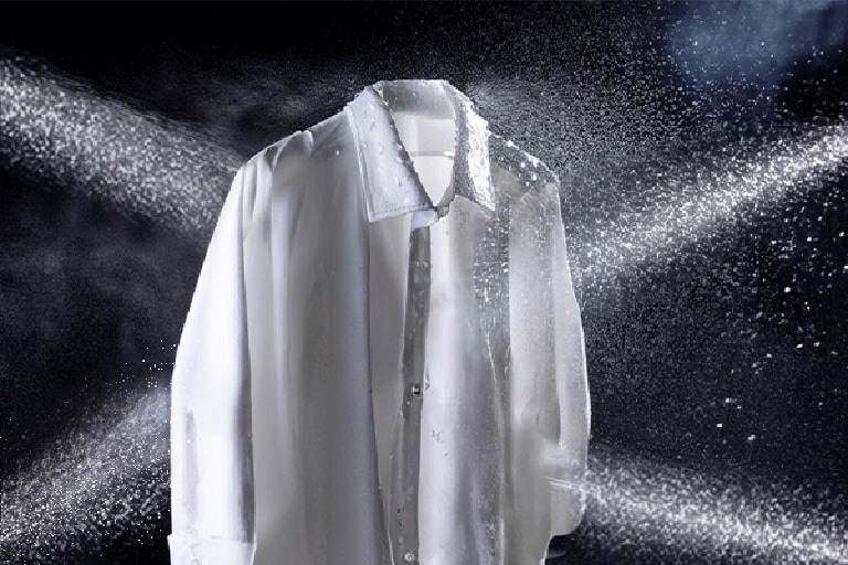 Une image de pulvérisation d’eau sur des chemises avec quatre jets de pulvérisation