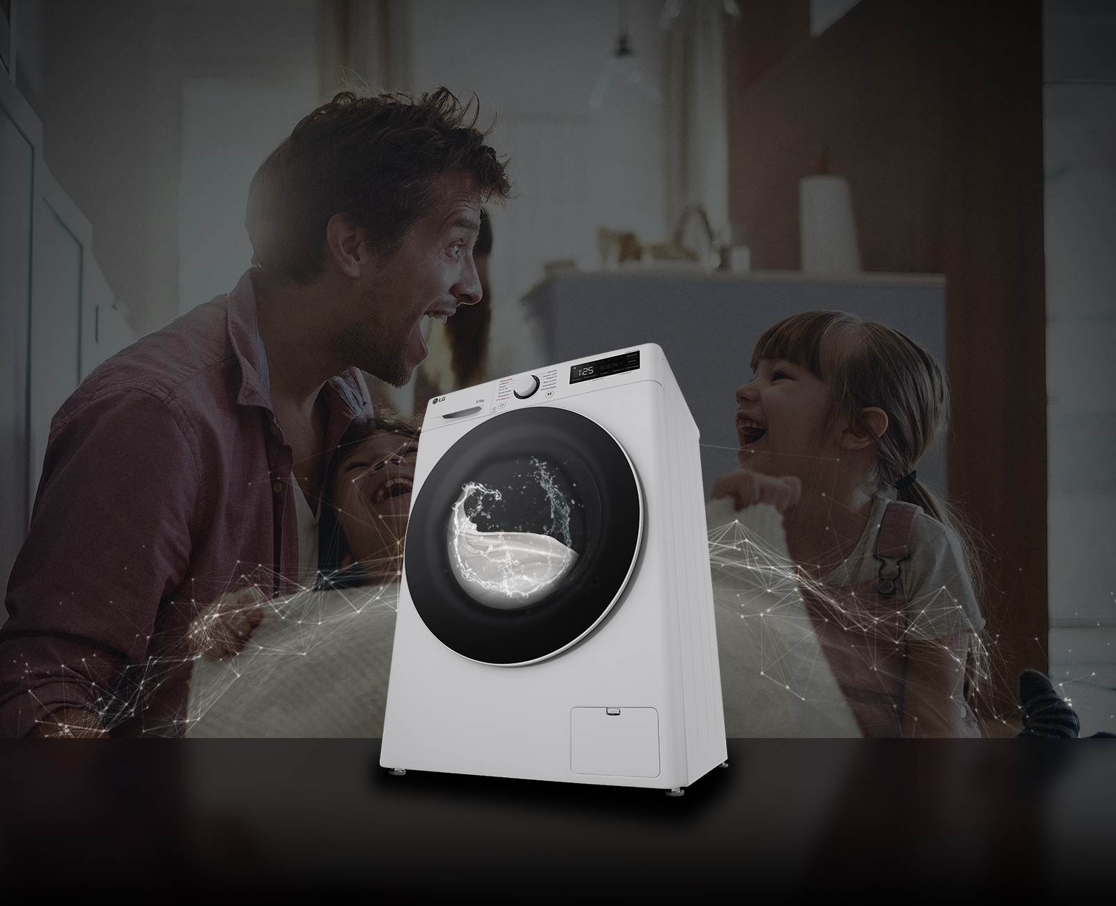 Зображено пральну машину попереду фонового зображення батька та двох доньок, яким весело, в інтер'єрі приміщення