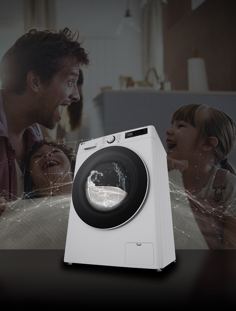 Зображено пральну машину попереду фонового зображення батька та двох доньок, яким весело, в інтер'єрі приміщення