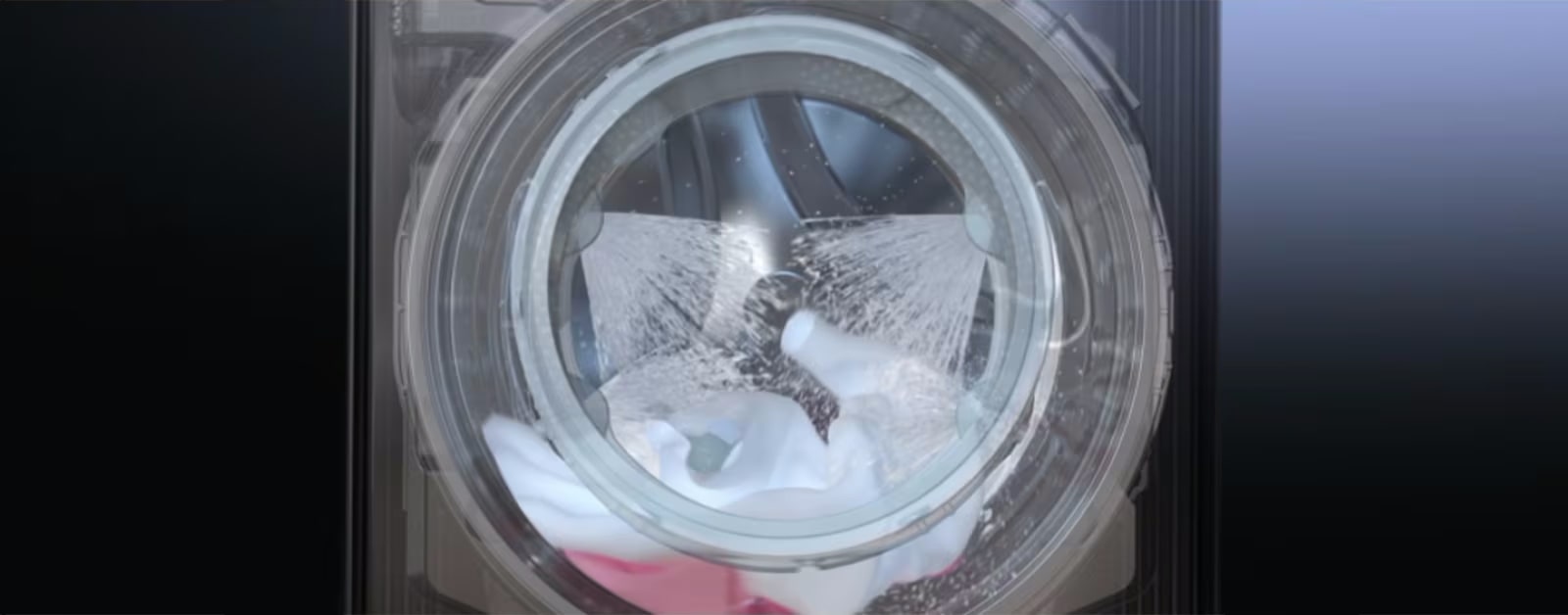 Зображення барабана пральної машини під час роботи з технологією TurboWash™ 360°, що розпилює воду з 4 форсунків довкола дверей для швидкого та ефективного очищення одягу.