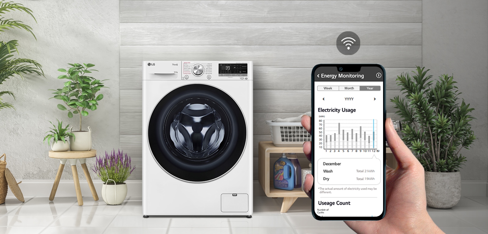 Пральна машина стоїть у пральні. Рука, яка тримає телефон, показує екран камері, а на екрані відображається інформація про технічне обслуговування та споживання енергії з символом WiFi над екраном.