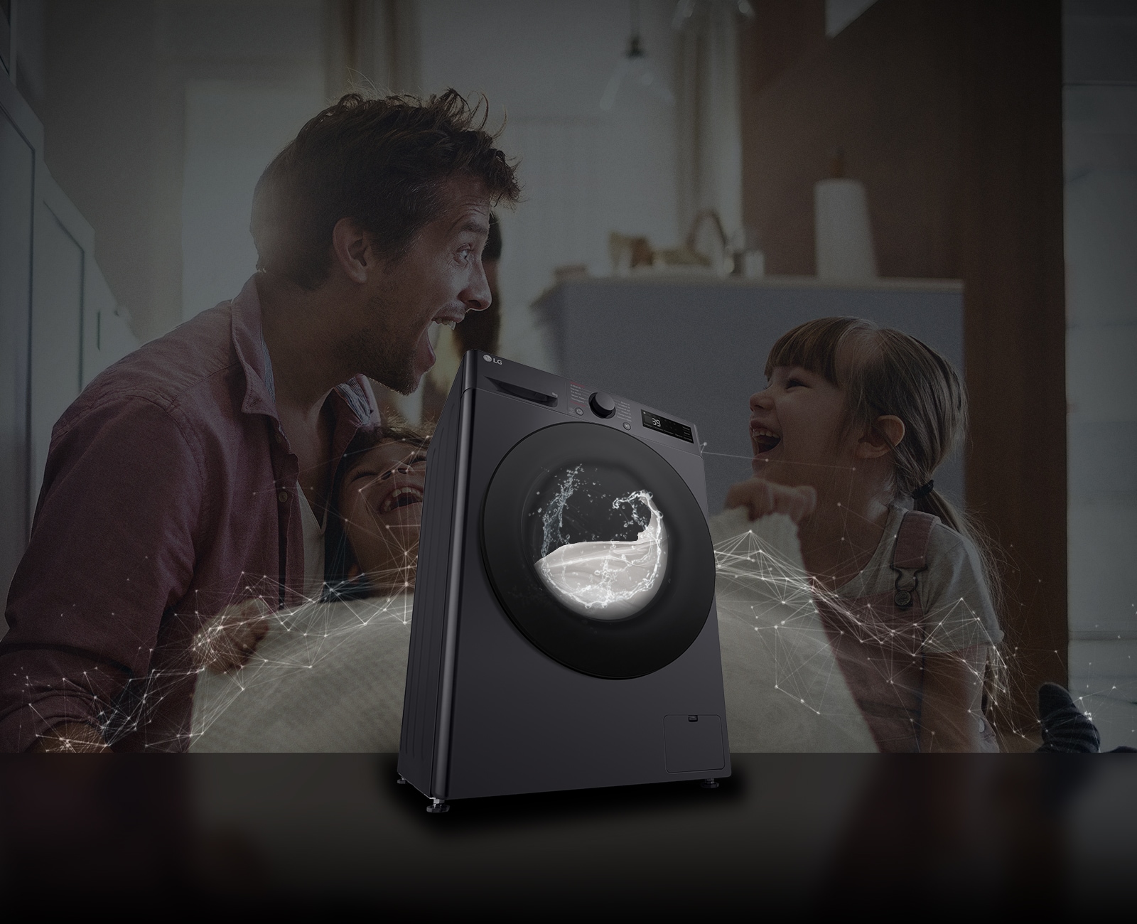 Зображено пральну машину попереду фонового зображення бвтька та двох доньок, яким весело, в інтере'єрі приміщення