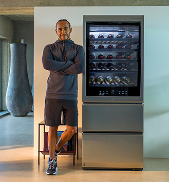 Lewis Hamilton leaning agaisnt the LG SIGNATURE Wine Cellar.