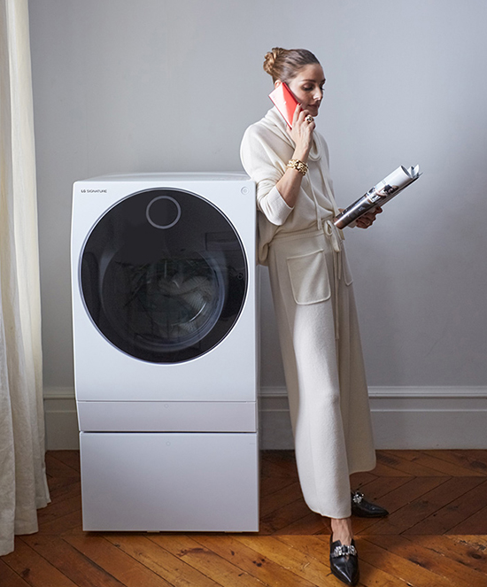 As Olivia Palermo waits for her LG SIGNATURE Washing Machine to finish washing her clothes, she occuppies herself with other daily tasks.