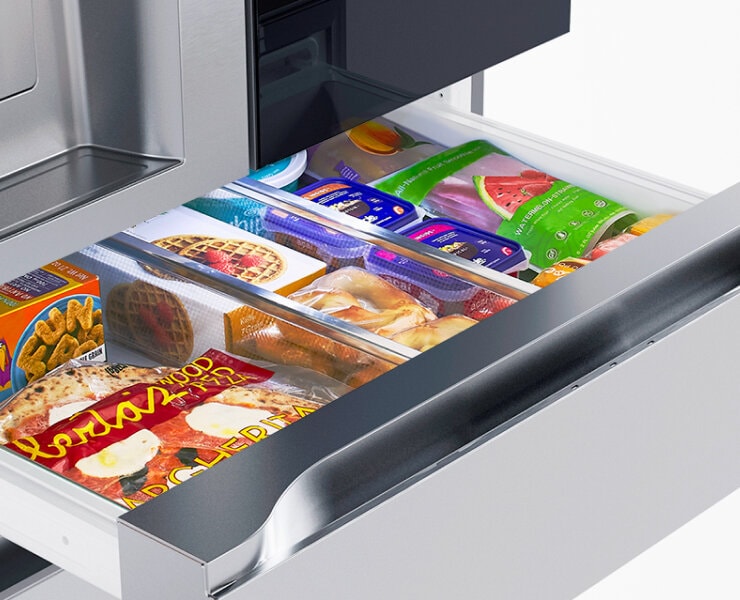 A Full-Convert Drawer is included in the LG InstaView® MyColor™ Refrigerator for even more space. 