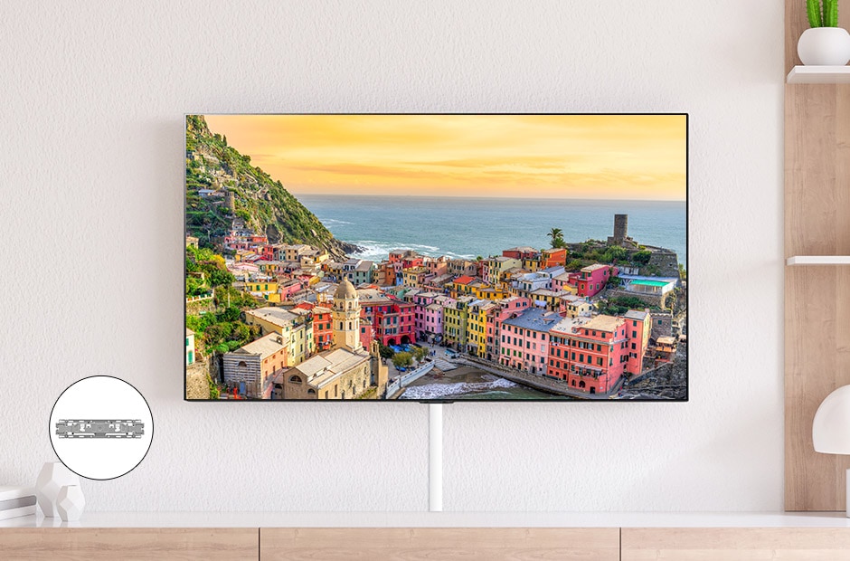 Vue de salon de luxe de LG TV avec paysage de village à l'écran