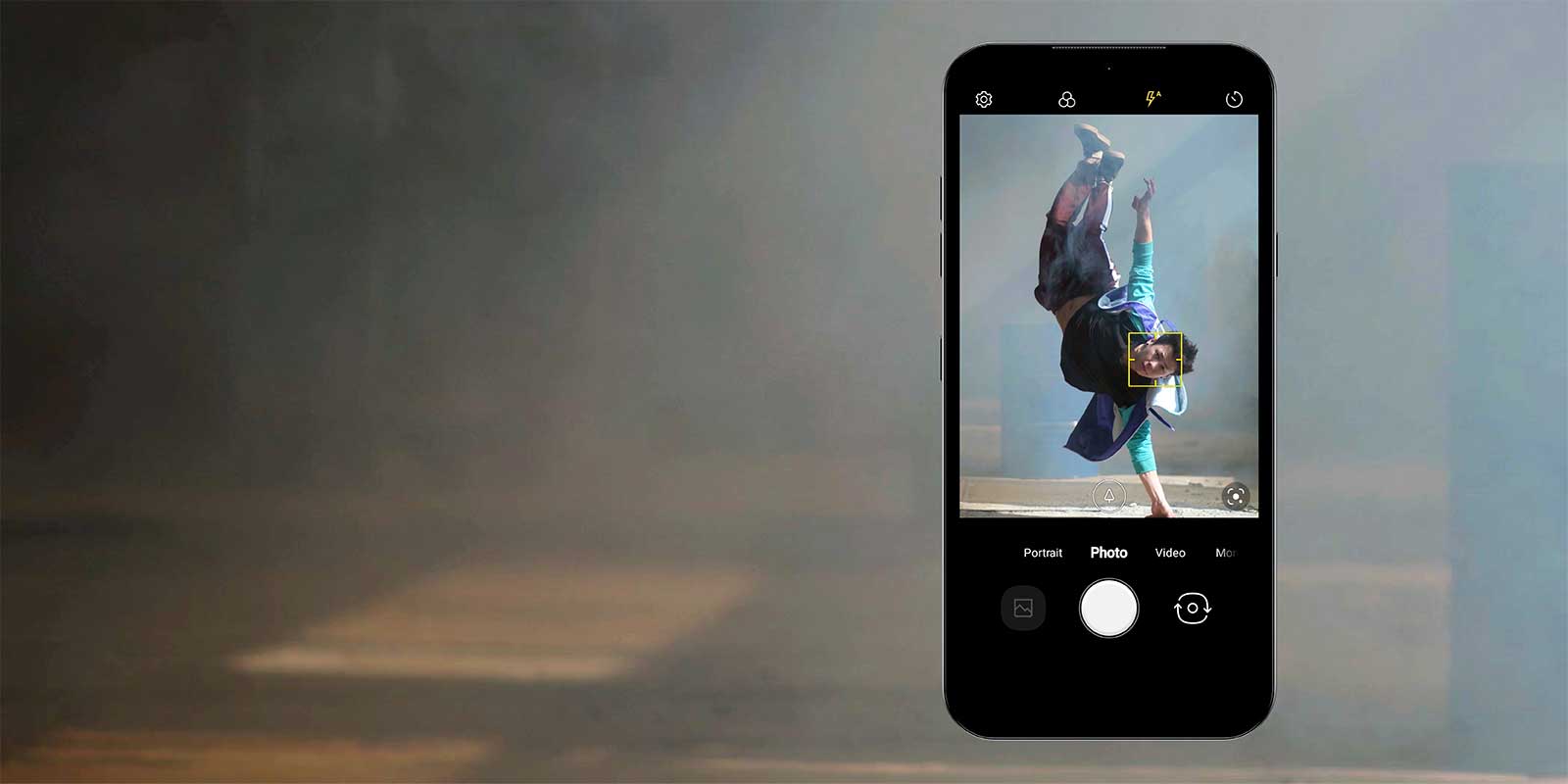LG Aristo® 5 Man Breakdancing의 사진을 찍는 데 익숙합니다