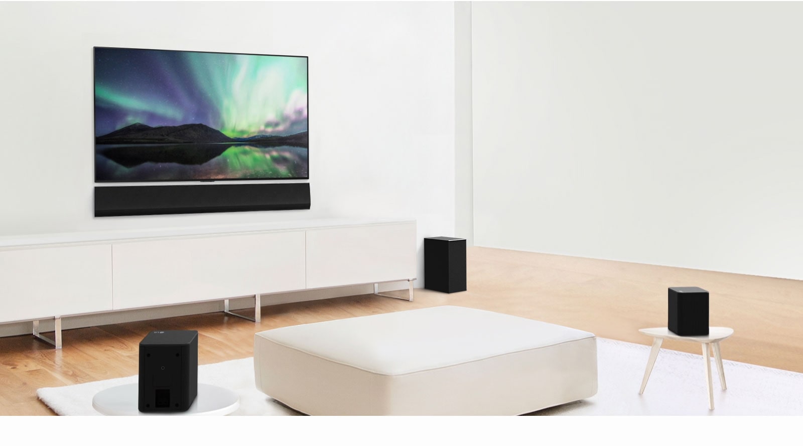 Predogled videoposnetka, ki prikazuje LG Soundbar v beli dnevni sobi s 3,1-kanalno nastavitvijo.