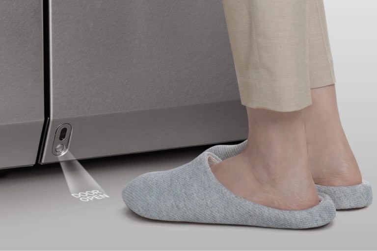Auto Open Door™ for Convenience at Your Feet1