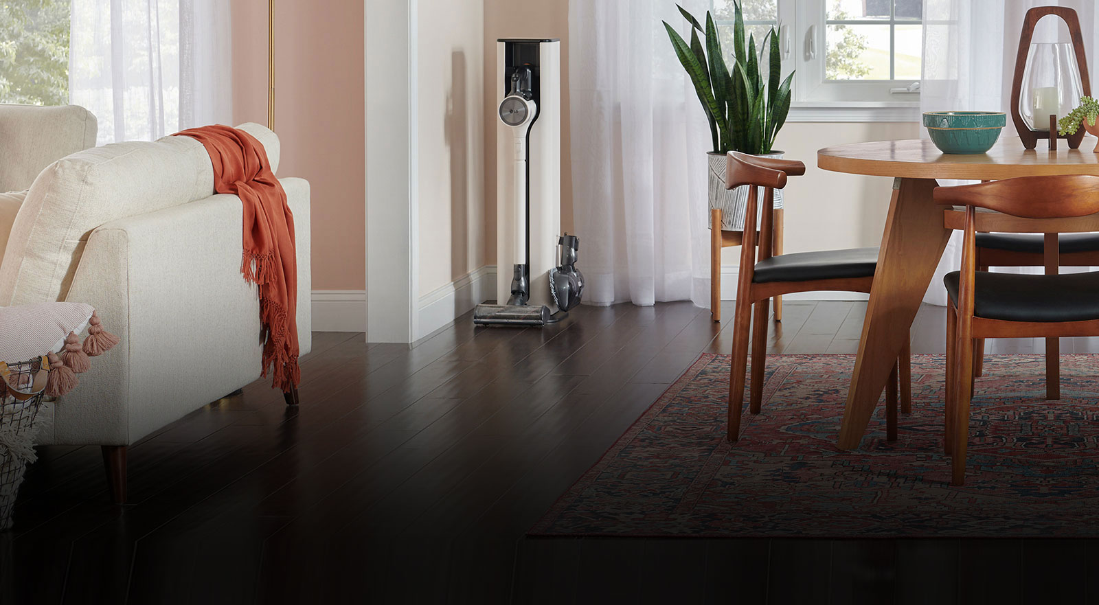 LG CordZero™ All-in-One Vacuum tower in corner of room setting