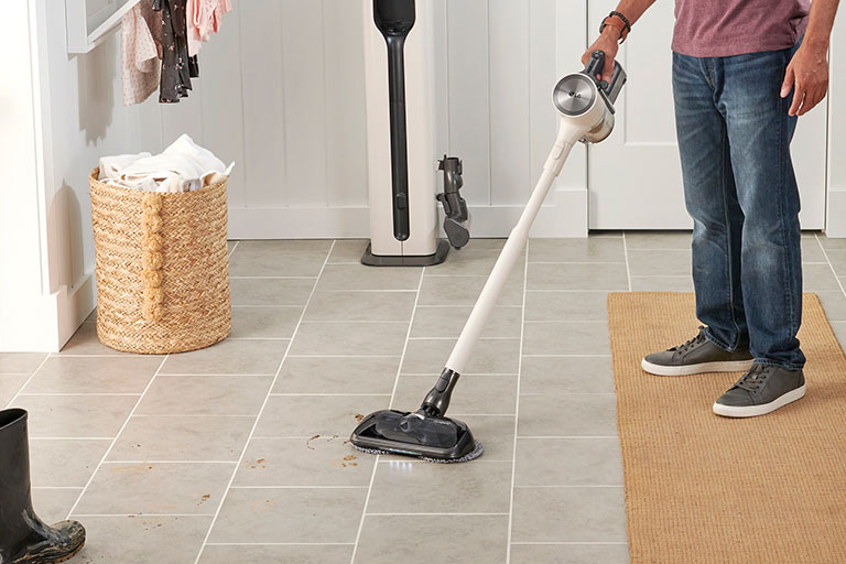 LG CordZero™ All-in-One Vacuum cleaning tile floor with power mop attachment