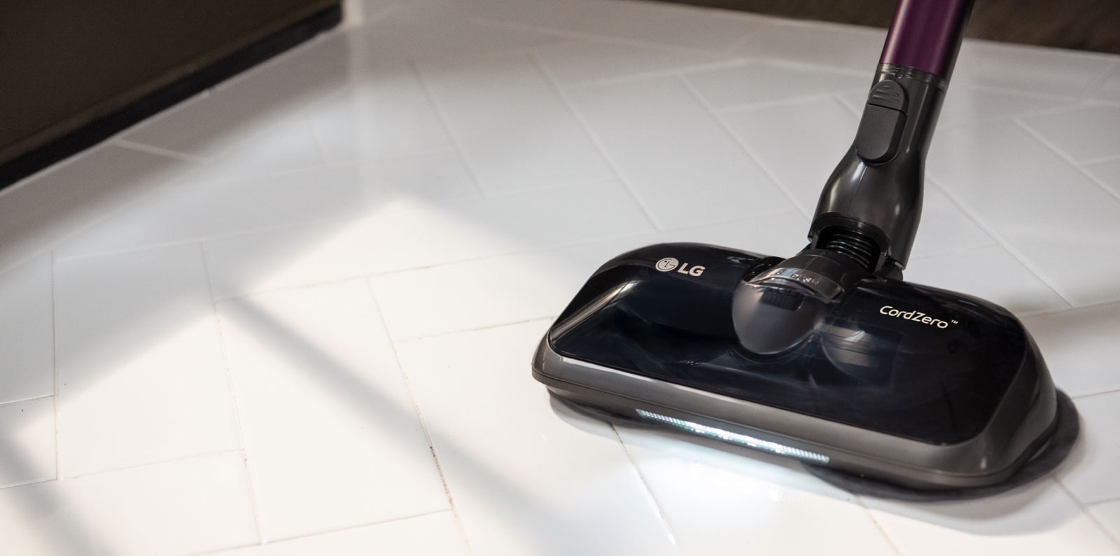 Image of LG CordZero™ A9 Kompressor Stick Vacuum A929KVM using power mop on tile floor