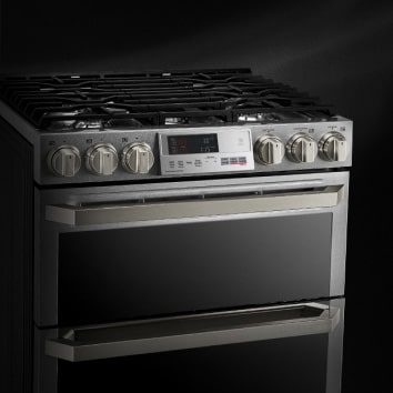 Image showing the LG SIGNATURE Oven Range's exterior and interior.