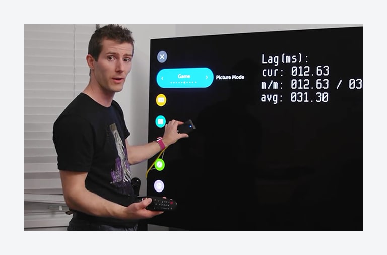 TV 화면 앞에서 프레젠테이션을 제공하는 Linus 기술 팁
